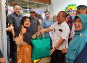 Grand Opening Mr. Gangga Berbagi, 74 KK di Kecamatan Kadia Terima Paket Sembako Gratis