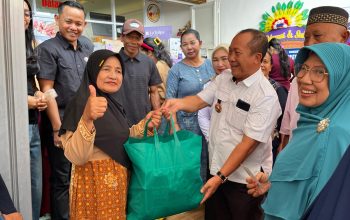 Grand Opening Mr. Gangga Berbagi, 74 KK di Kecamatan Kadia Terima Paket Sembako Gratis