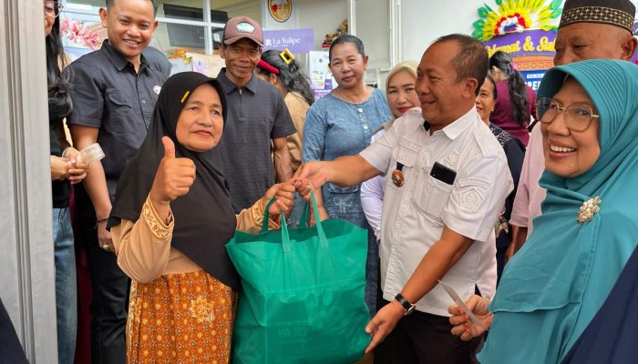 Grand Opening Mr. Gangga Berbagi, 74 KK di Kecamatan Kadia Terima Paket Sembako Gratis