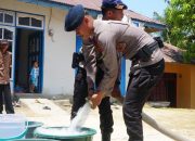 Misi Kemanusiaan, Batalyon A Pelopor Brimob Sultra Salurkan Bantuan Air Bersih di Manggadua
