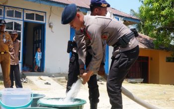 Misi Kemanusiaan, Batalyon A Pelopor Brimob Sultra Salurkan Bantuan Air Bersih di Manggadua