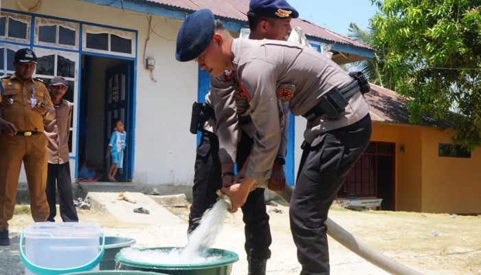 Misi Kemanusiaan, Batalyon A Pelopor Brimob Sultra Salurkan Bantuan Air Bersih di Manggadua