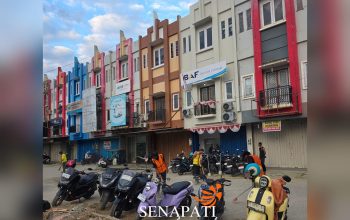 Dukung Program Kebersihan Pemkot, Senapati Land Kendari Kerahkan Personel Bersihkan Drainase depan Kompleks