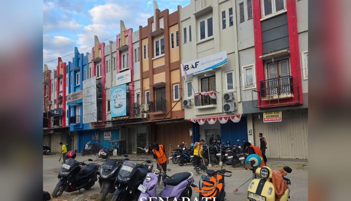 Dukung Program Kebersihan Pemkot, Senapati Land Kendari Kerahkan Personel Bersihkan Drainase depan Kompleks