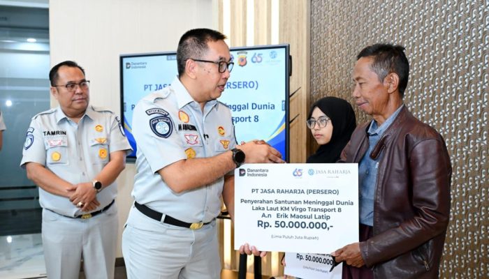 Jasa Raharja Serahkan Santunan kepada Dua Ahli Waris Korban KM Virgo Transport 8 di Jawa Barat