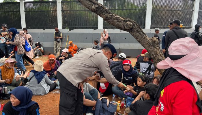 Humanis, Brimob dan Polwan Polda Metro Bagikan Roti untuk Massa Hari Tani