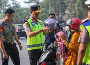 Kapolda Sultra Turun Langsung Atur Lalu Lintas, Bagikan Helm Gratis dan Edukasi Pengendara
