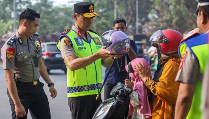 Kapolda Sultra Turun Langsung Atur Lalu Lintas, Bagikan Helm Gratis dan Edukasi Pengendara