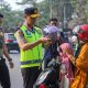 Kapolda Sultra Turun Langsung Atur Lalu Lintas, Bagikan Helm Gratis dan Edukasi Pengendara